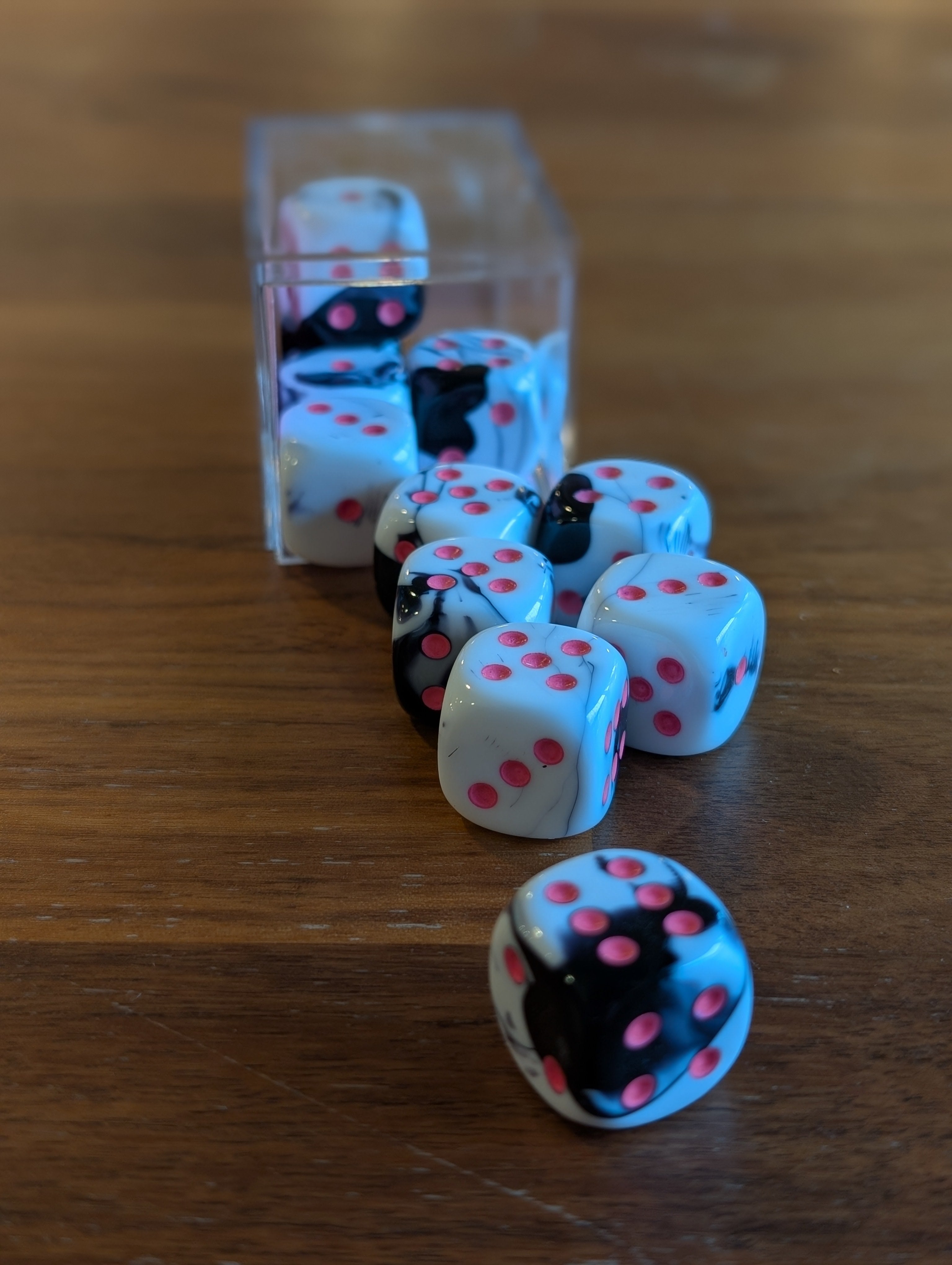 Chessex Black-White (Pink) 16mm