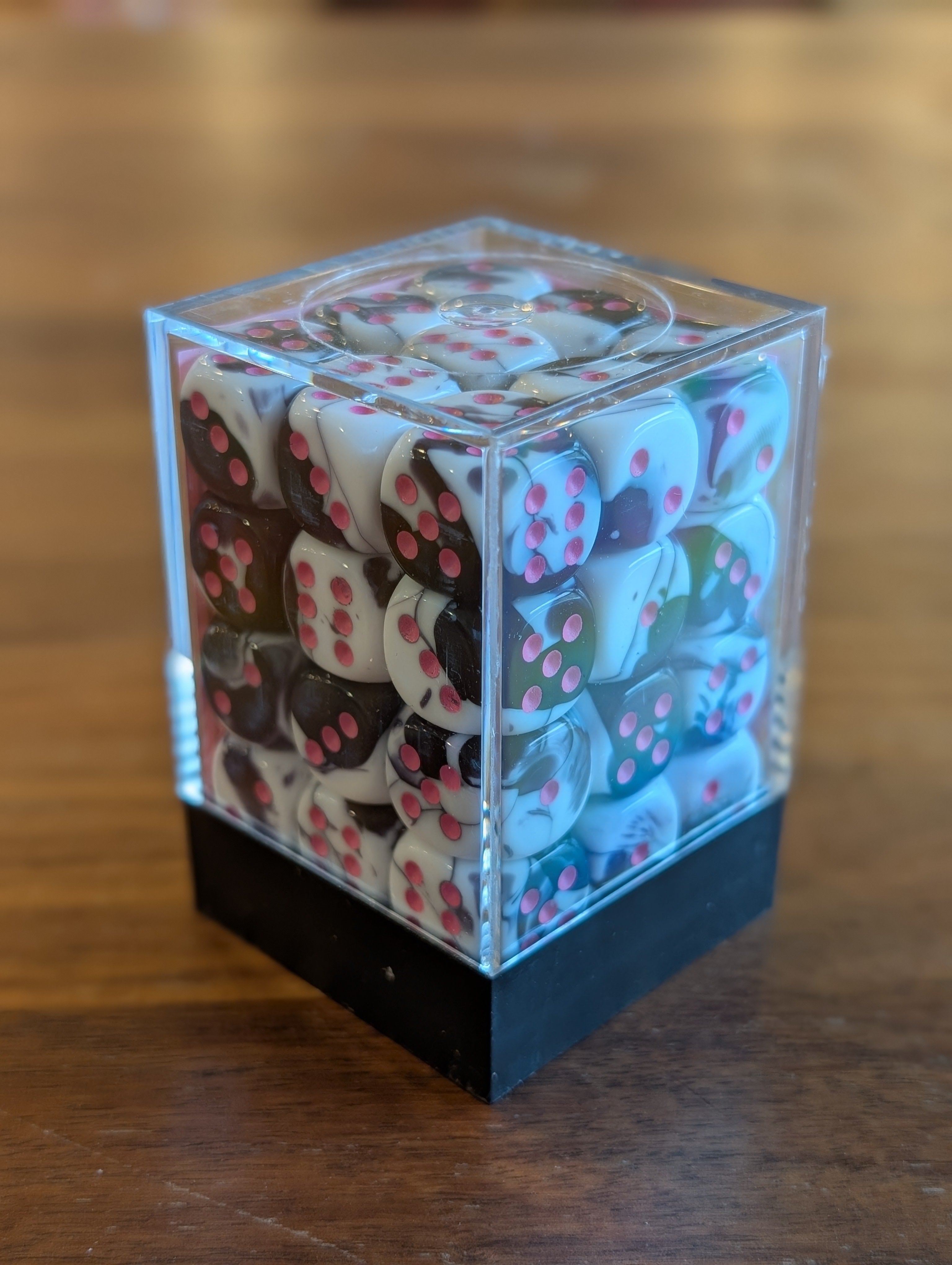 Chessex Black-White (Pink)